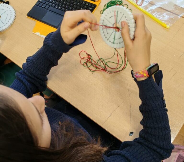 Božićni duh u našim učionicama i kreativne radionice za humanitarni projekt