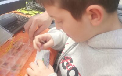 STEM u svijetu elektronike; LED diode na breadboard ploči